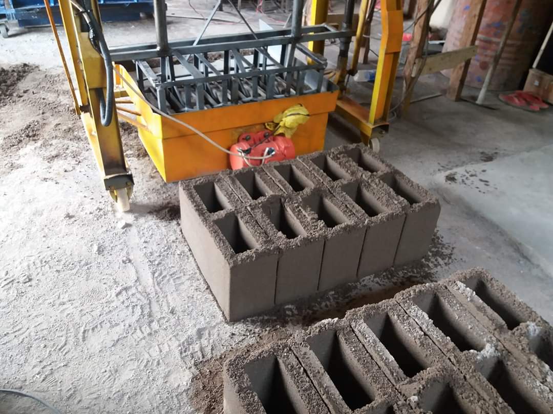 Ultimate layer, with 5 blocks of 6 inches molds, 150mm x 225mm x 450mm Nigeria standard. 